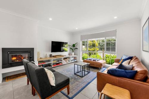 Callala Bay n Beach House - Pet Friendly with Fireplace