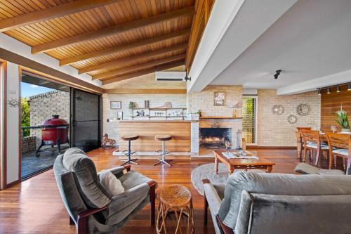 Caloundra Retro Beach House in Front of Ocean