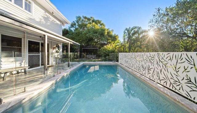 Caloundra Tropical Downstairs Stay - Pool & Garden