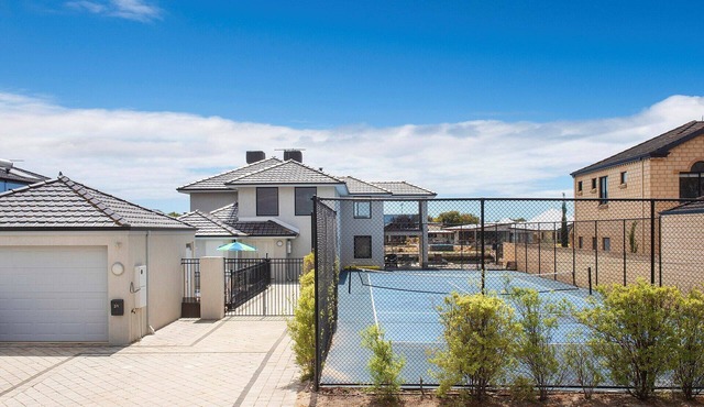 Canal Life - Private Pool and Tennis Court
