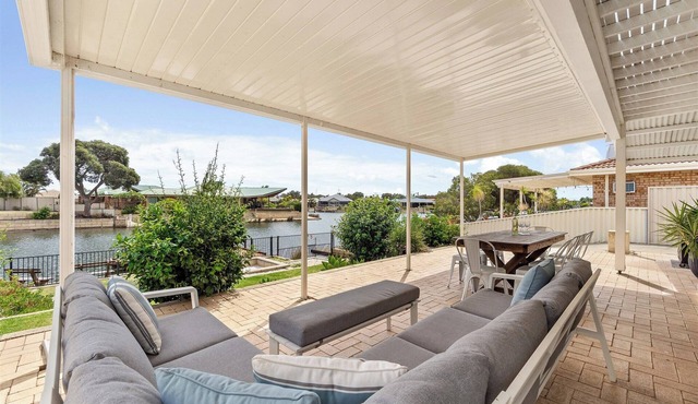 Canal view Pet friendly Private Jetty Spacious Yard