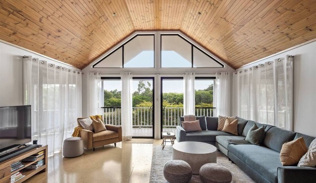 Canopy House Refined Bushland Haven near the Coast