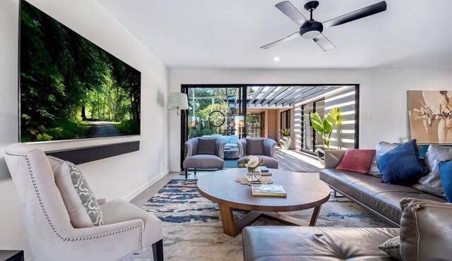 Capri Waterfront Oasis Pool, 4bd steps to Surfers