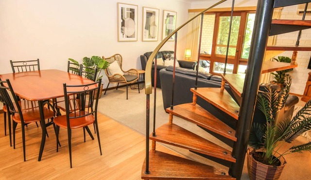 CEDAR HOLIDAY UNITS - APARTMENT 3: Bright in Bright