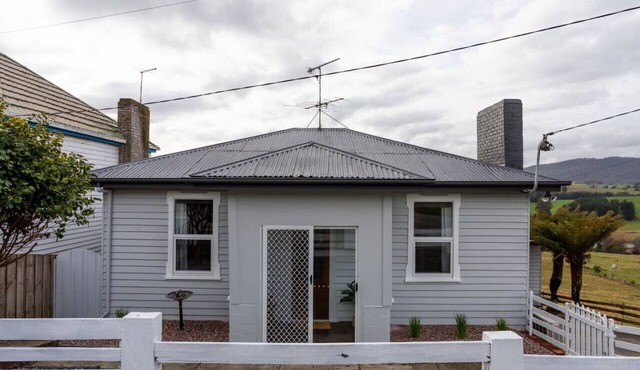 Celtic Cottage, central to Barnbougle & Derby MBT