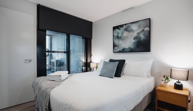 Center 2-Bed with Gym, Sauna, Indoor Pool & Views