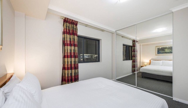 Central East Perth Flat with Pool & Gym Access