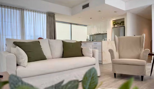 Central, Fully Furnished Apartment, w/car park & sundeck, 3+ Months Available