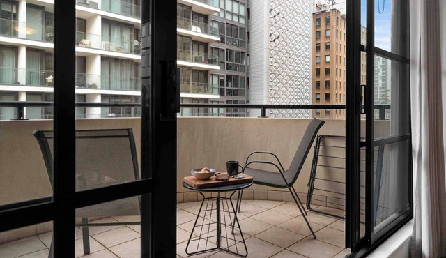 Central modern North Sydney 2 bed apartment with gym and pool