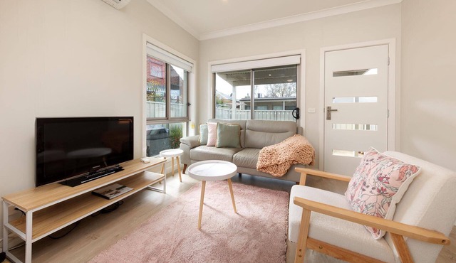 Central Sojourn on Wilcox 2 - Cute two bedroom apartment in central Albury