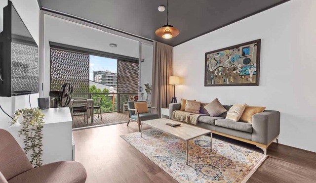 Central & Stylish! 1Bed/1Bath/1Car ~ 5 mins to CBD