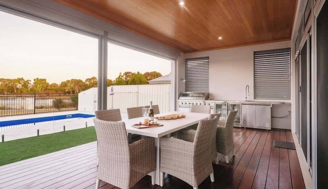 Ceol Na Mara Luxury Pool Escape with Golf Views