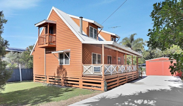 Chalet style home close to beach