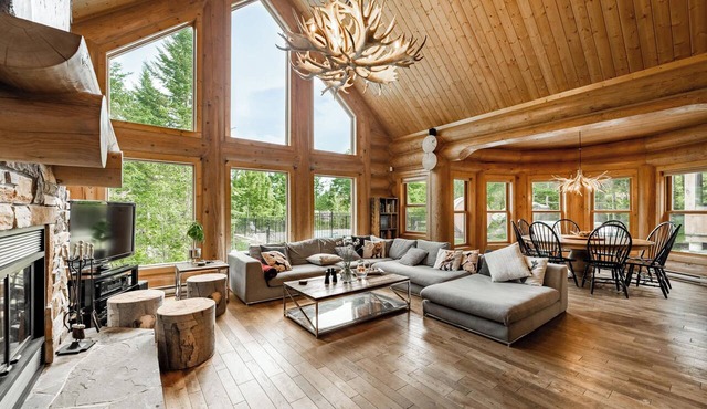 Chalet White Rabbit at Fiddler Lake with private spa, sauna, and pool in Mille-Isles