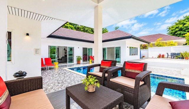 Chalong 4BR Private Pool Villa | Near Big Buddha | Sleeps 10 in Tambon Chalong