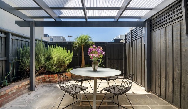 Charming 2-Bed Home with Outdoor Space in Cremorne