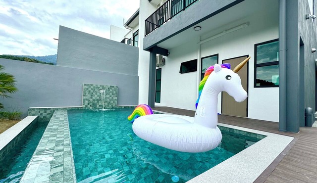 Charming 4-bedroom house with WiFi and AC in lovely Langkawi