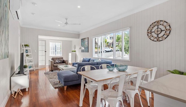 Charming Cottage Short Distance to CBD with Parking