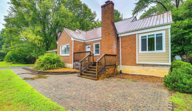 Charming Damascus Retreat w/Deck & Creek Views! in Damascus