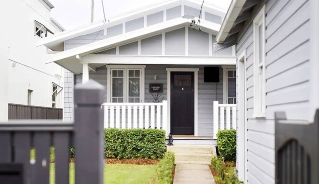 Charming heritage cottage – stylish interior + convenient location
