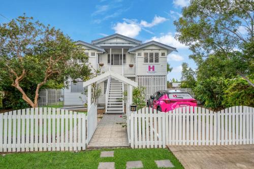 Charming Queenslander Retreat in Leafy Mundingburra - Private Upstairs Stay