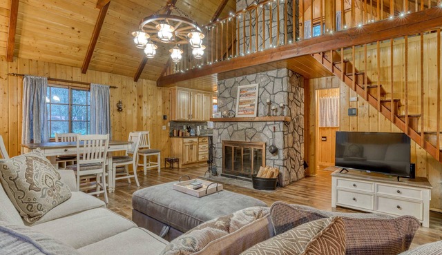 Charming, riverfront cabin with fireplace - dog-friendly in Welches