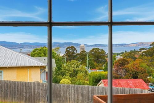 Charming Sandy Bay Stay