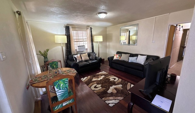 Charming studio/1-bedroom in wonderful Wellhouse with AC, quiet, neighbourhood. in Wellhouse