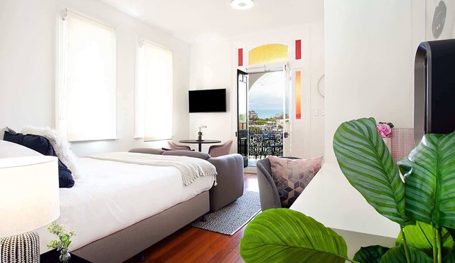 Charming Studio With Balcony in Inner-City Glebe in Glebe
