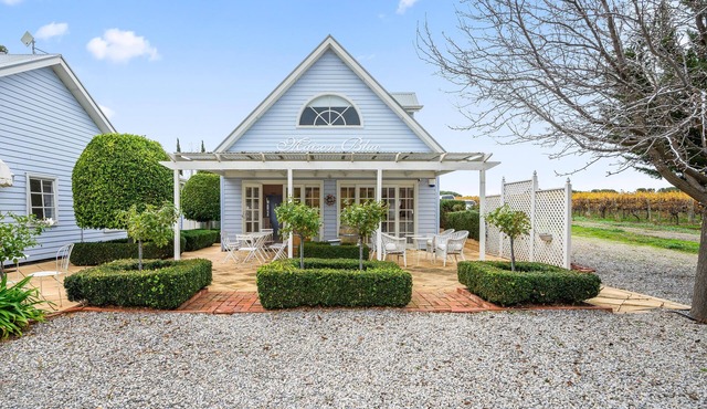 Chateau Cottage by Wine Coast Holidays - A fantastic little cottage for a romantic weekend getaway.