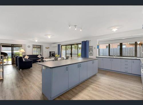 Cheerful 3 Bedroom House with cozy wood fire.