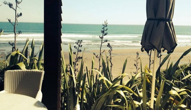 Chester Cottage Beachfront - direct ocean access in Oakura