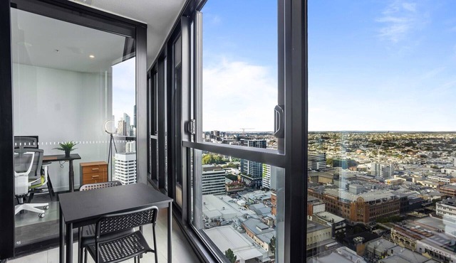 Chic 1-Bed with Parking, Pool and Gym