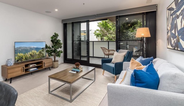 Chic 3-Bed in Central with Pool, Sauna and Gym
