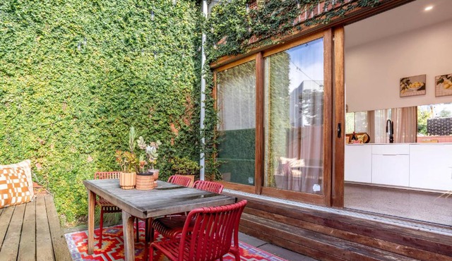 Chic Carlton Retreat - Rooftop, Central, Spacious