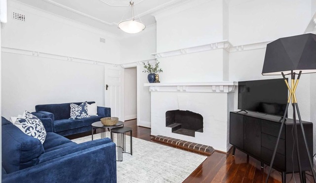 Chic Semi-Detached 2-Bed Home with Outdoor Dining