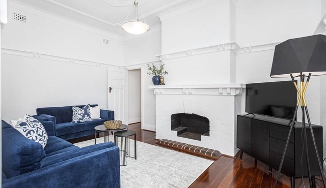 Chic Semi-Detached 2-Bed Home with Outdoor Dining