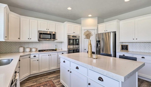 Chic Vineyard Getaway with Yard about 8 Mi to BYU in Vineyard