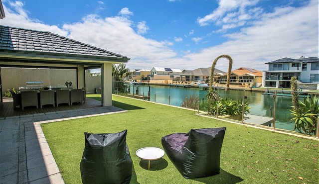 CHILLAX HOUSE -Luxury Canal Holiday House, Jetty, BBQ, Family Friendly-Sleeps 14
