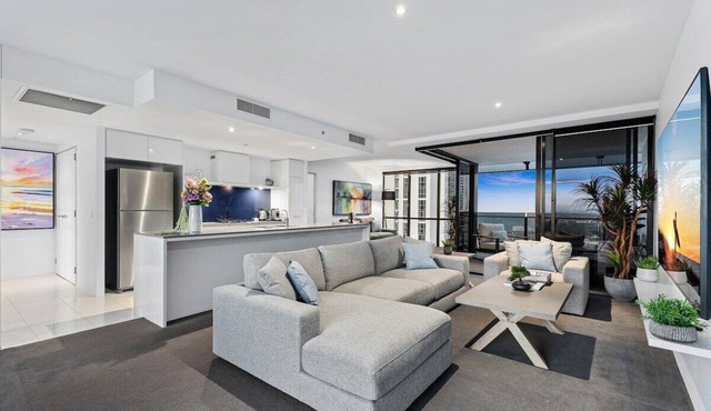 Circle on Cavill, 2 bed,Pool,Spa