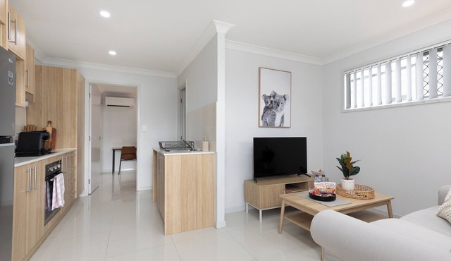 Clean 1 Bdr Apt w/AC & Kitchen | Parking | 239F1