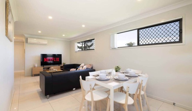 Clean Rocklea 1BR | Kitchen | Workspace | 220D1