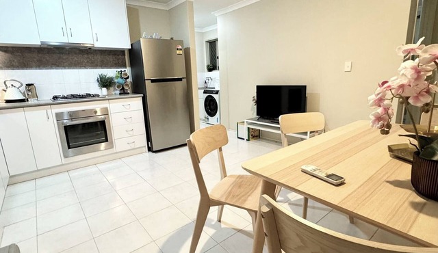 Close to Airport; CBD；Walk to Curtin; 4X2 house