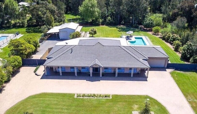 Coast and Country Estate - 15m Heated Pool and Minutes to Beach