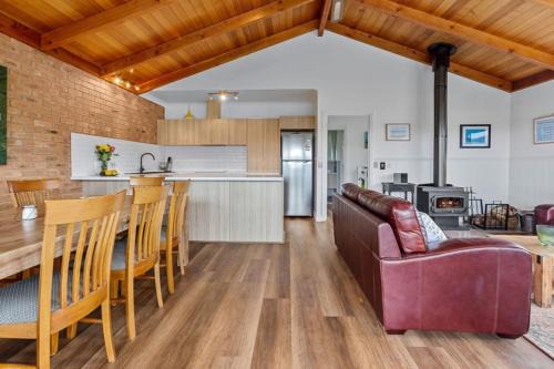 Coastal Gem - pool table and views in Apollo Bay