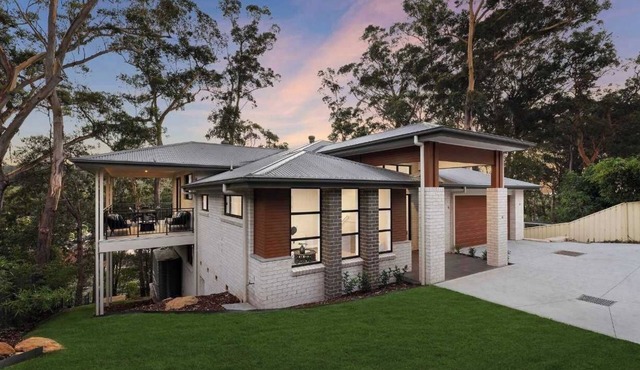 Coastal Green Point | Sleeps 11, Near Beach