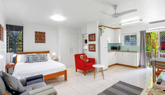 Coastal Living near Shops & Botanical Gardens