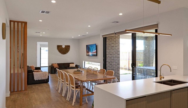 Coastal Lux Retreat; Sleeping 10, Indented Heads, brand new, aircon, heating, spacious