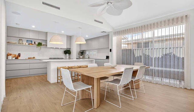 Coastal Luxe 4-Bed House in Madora Bay