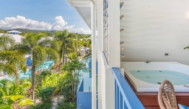 Coastal Luxe Studio with Spa Bath + Lagoon Pool Views Short Walk to Beach!